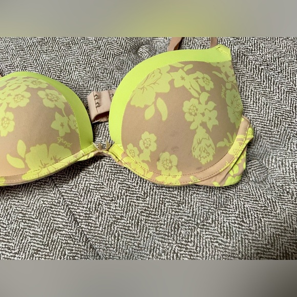PINK Victoria's Secret campus push up bra - Picture 3 of 6